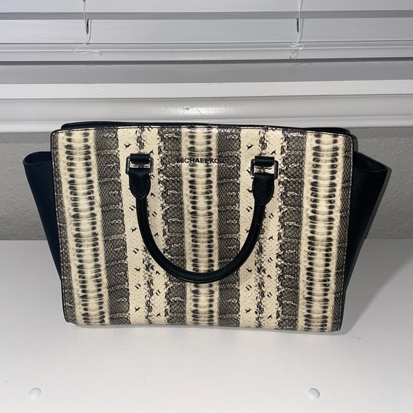 NWOT MICHAEL KORS Selma Large Snake Print Leather Purse Black and Off White - Picture 3 of 14